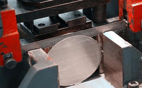 梅州双金属带锯条牙齿碎裂或折断的原因是什么？